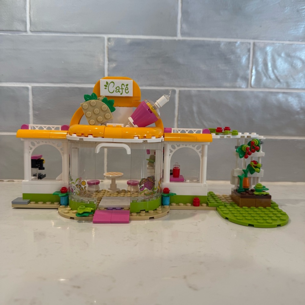 LEGO FRIENDS Heartlake City Organic Café 4144 RETIRED 2021 Release